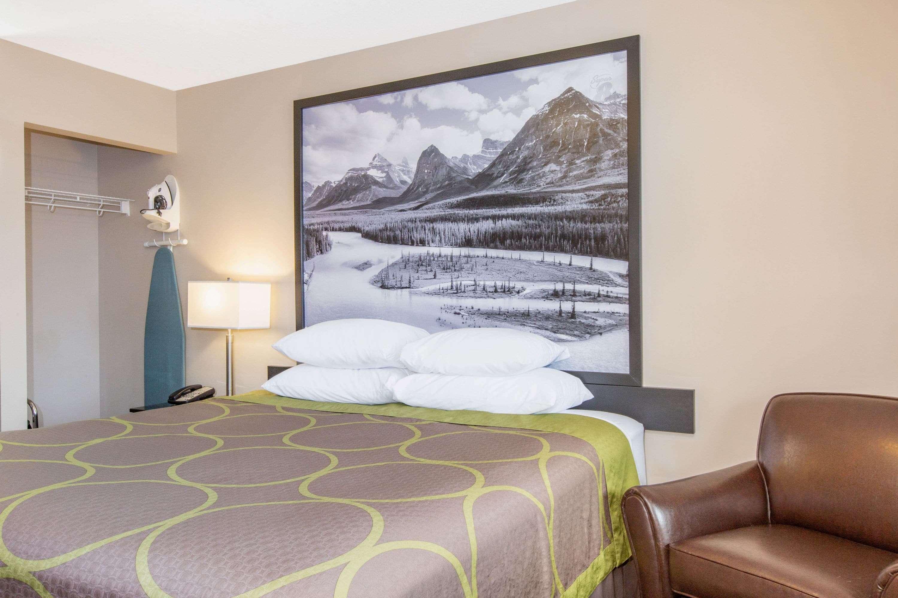Super 8 By Wyndham Fort Mcmurray Eksteriør bilde