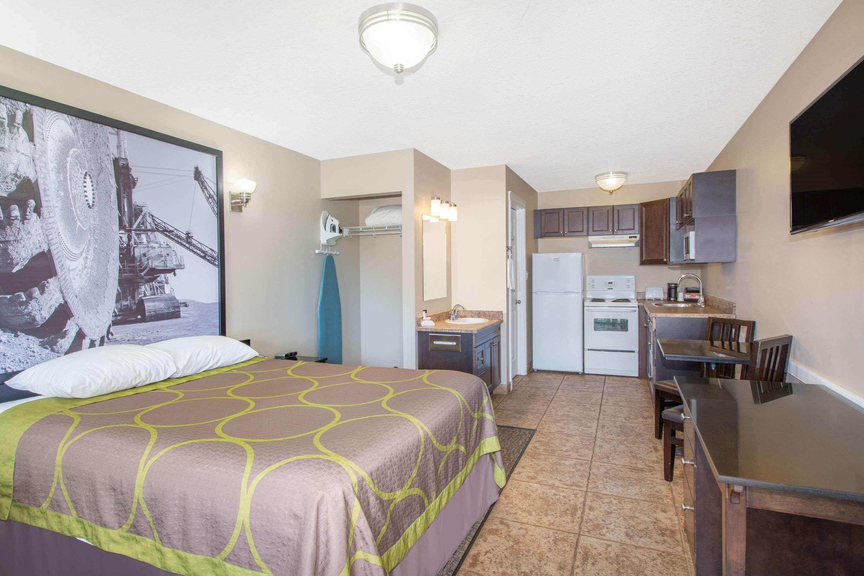 Super 8 By Wyndham Fort Mcmurray Eksteriør bilde