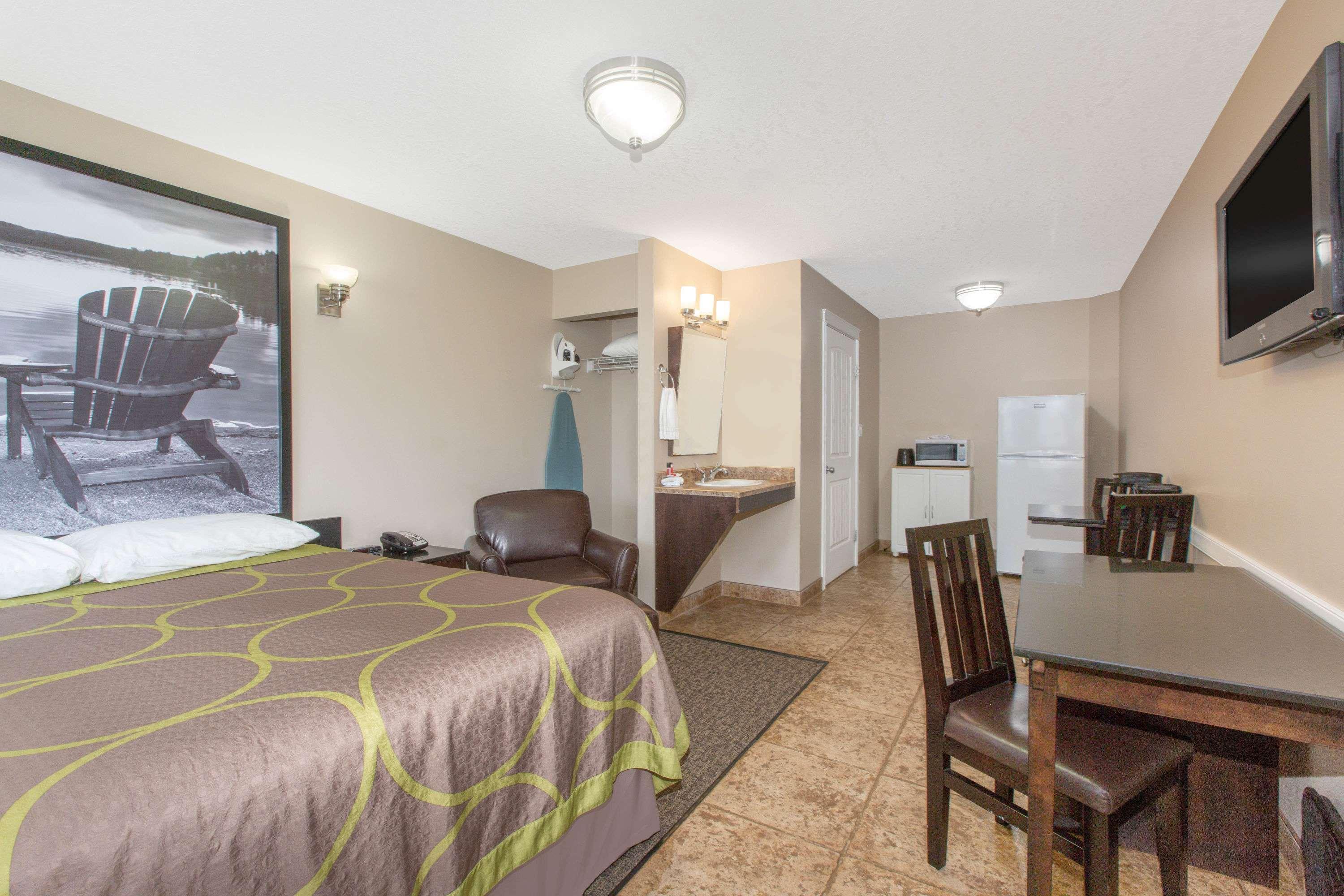 Super 8 By Wyndham Fort Mcmurray Eksteriør bilde