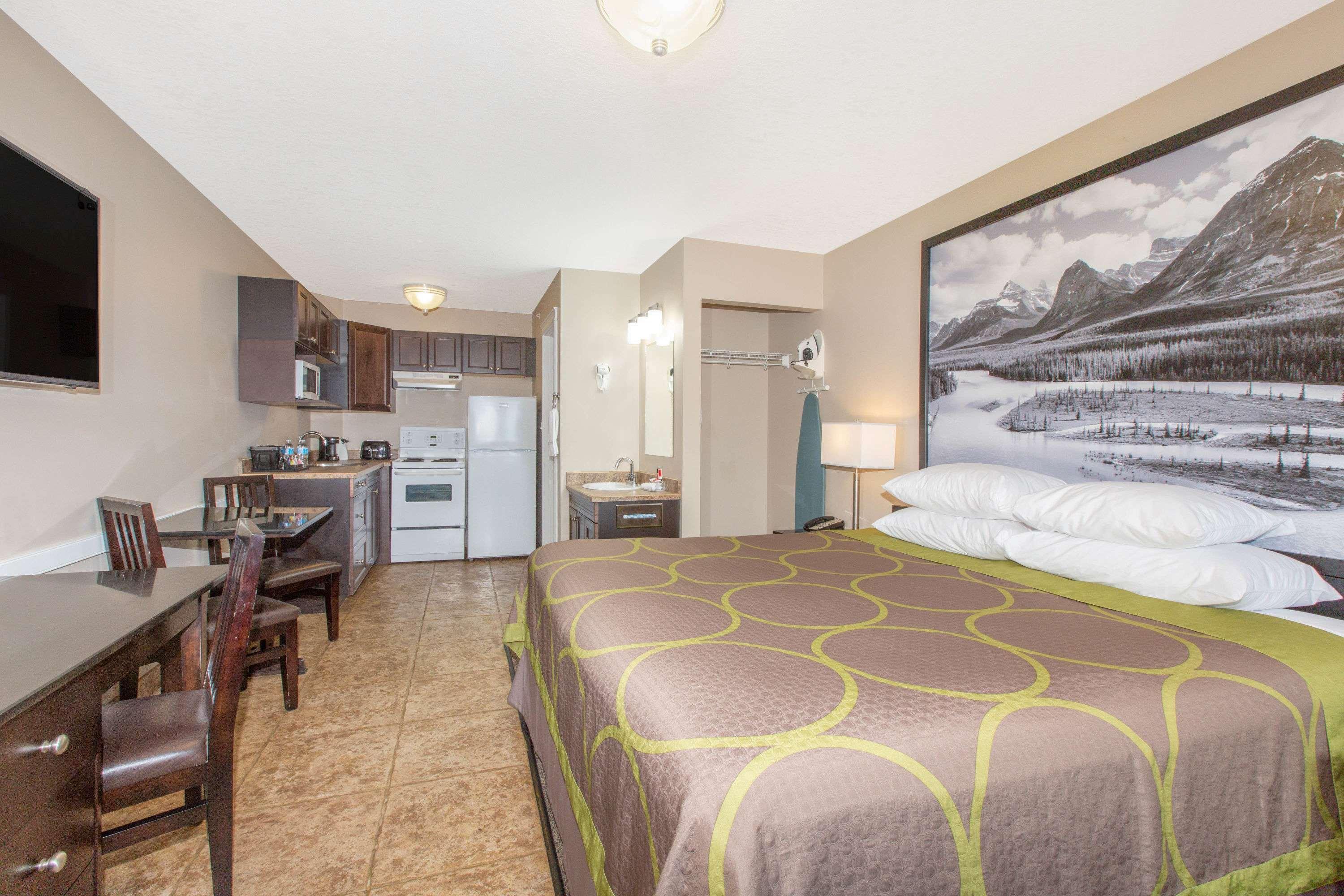 Super 8 By Wyndham Fort Mcmurray Eksteriør bilde