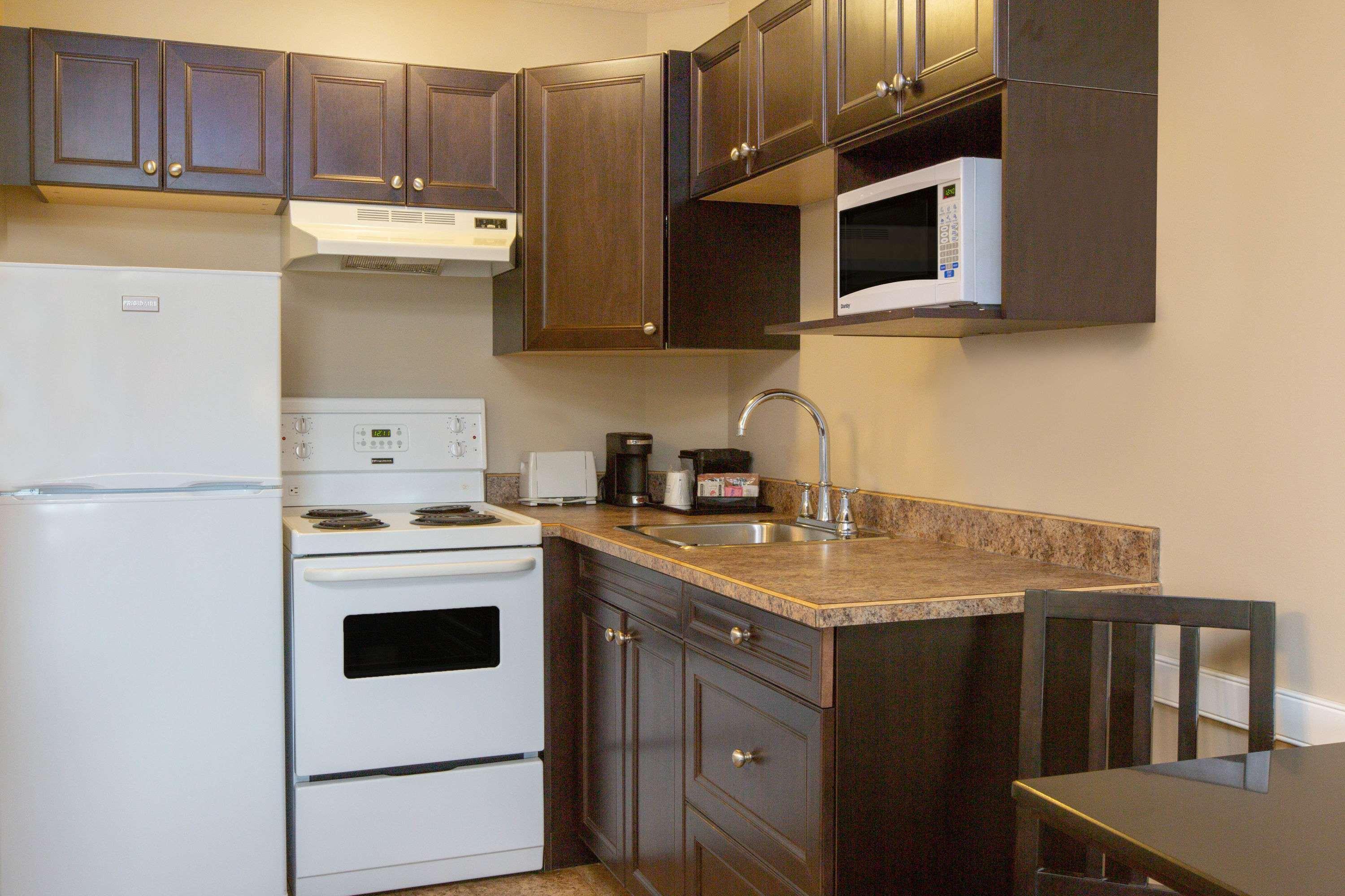 Super 8 By Wyndham Fort Mcmurray Eksteriør bilde