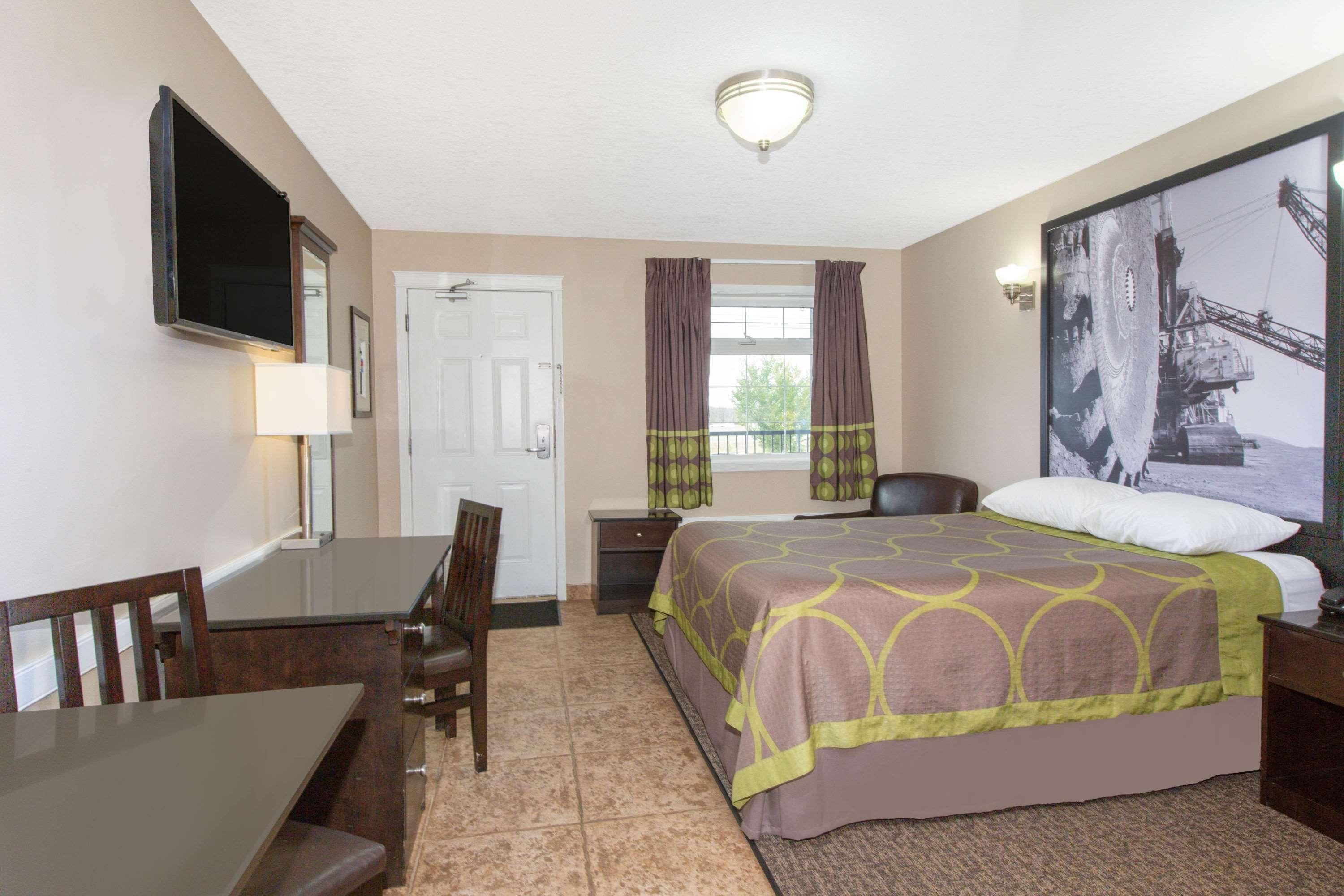 Super 8 By Wyndham Fort Mcmurray Eksteriør bilde