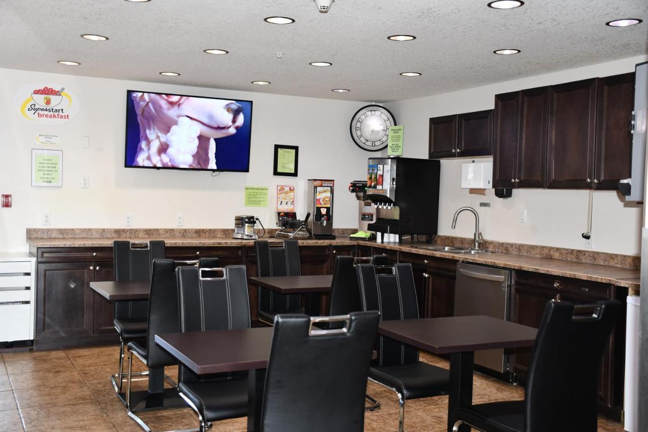 Super 8 By Wyndham Fort Mcmurray Eksteriør bilde