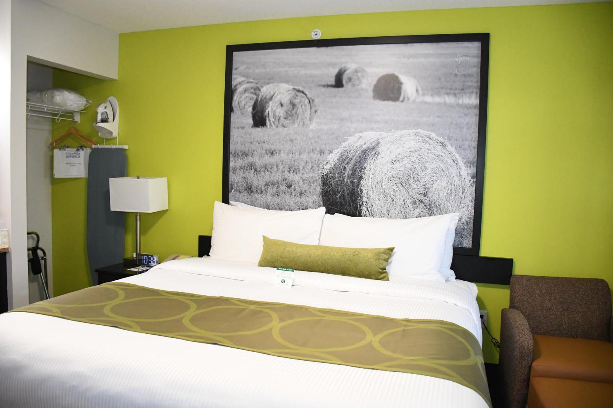 Super 8 By Wyndham Fort Mcmurray Eksteriør bilde