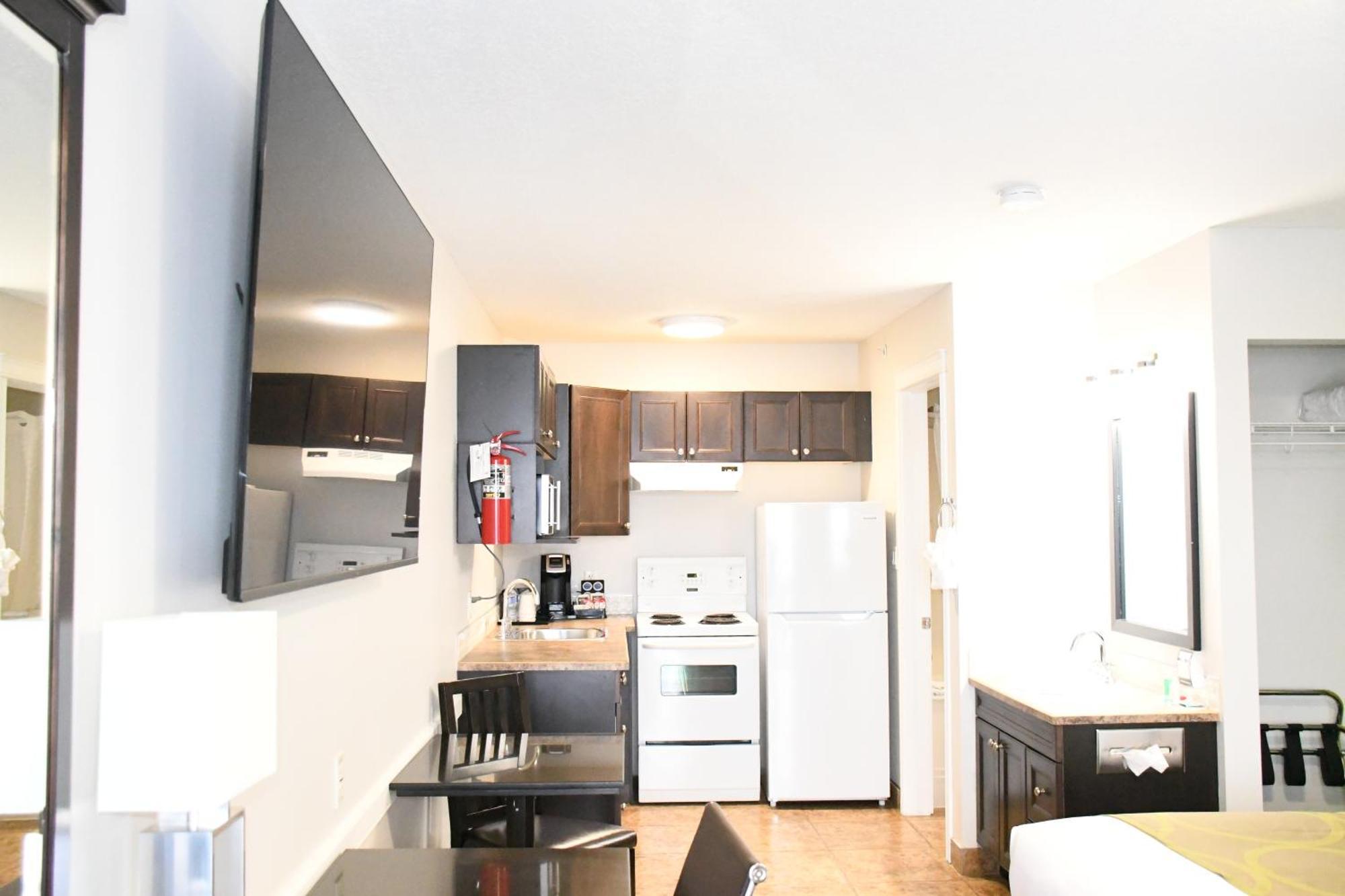 Super 8 By Wyndham Fort Mcmurray Eksteriør bilde