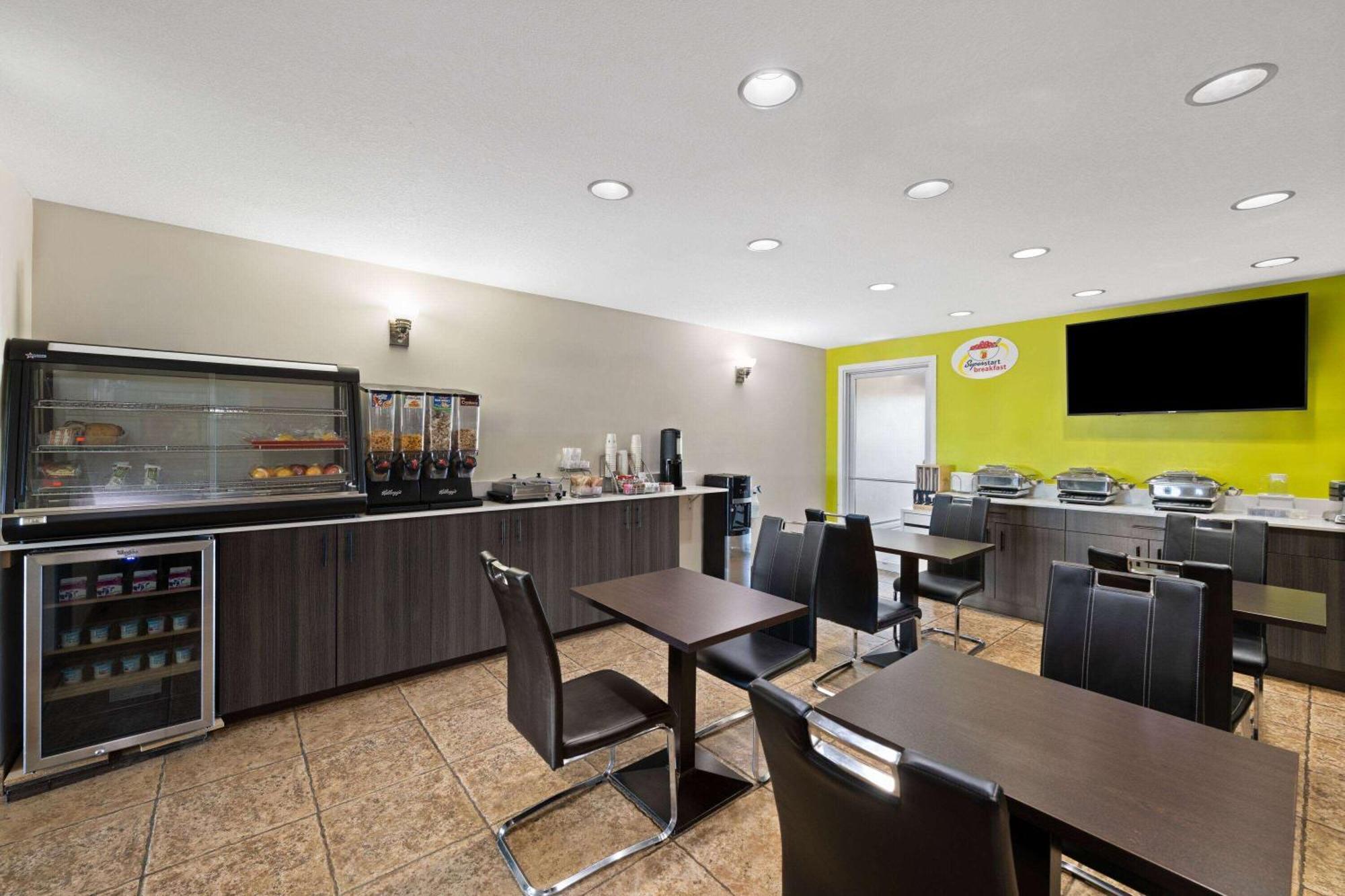 Super 8 By Wyndham Fort Mcmurray Eksteriør bilde