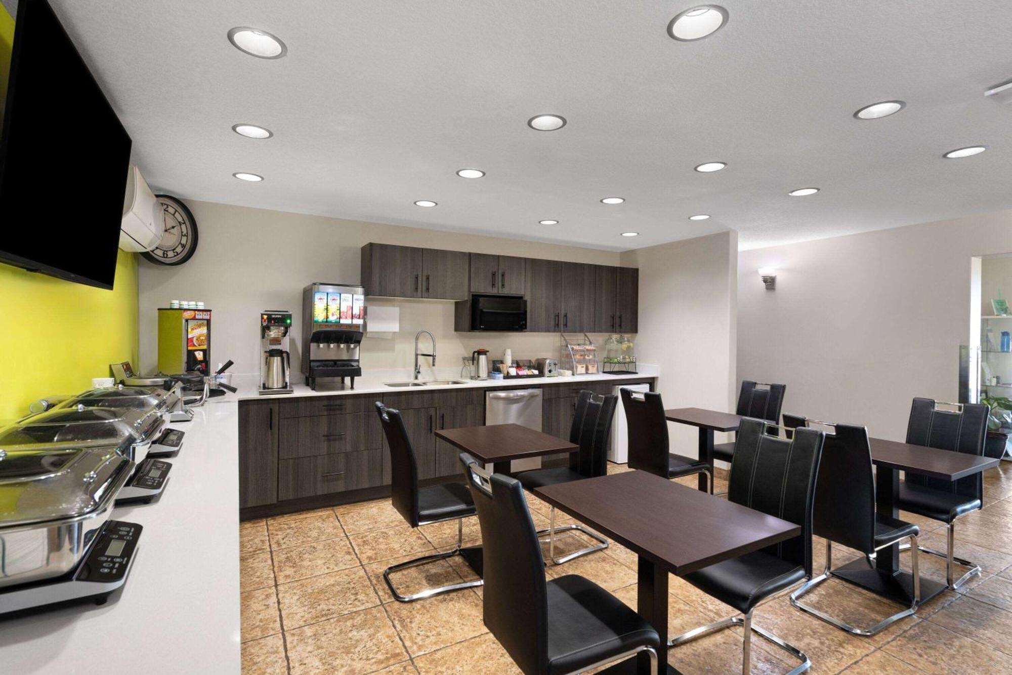 Super 8 By Wyndham Fort Mcmurray Eksteriør bilde