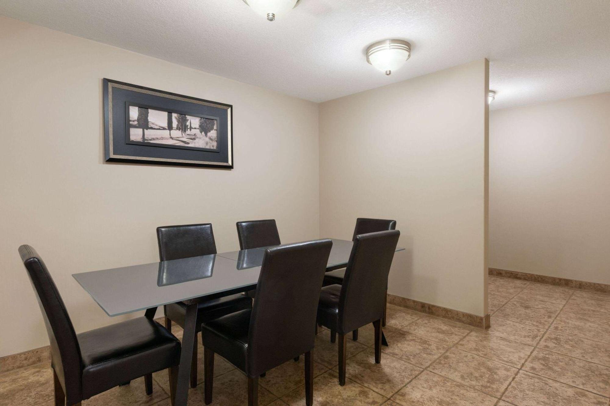 Super 8 By Wyndham Fort Mcmurray Eksteriør bilde
