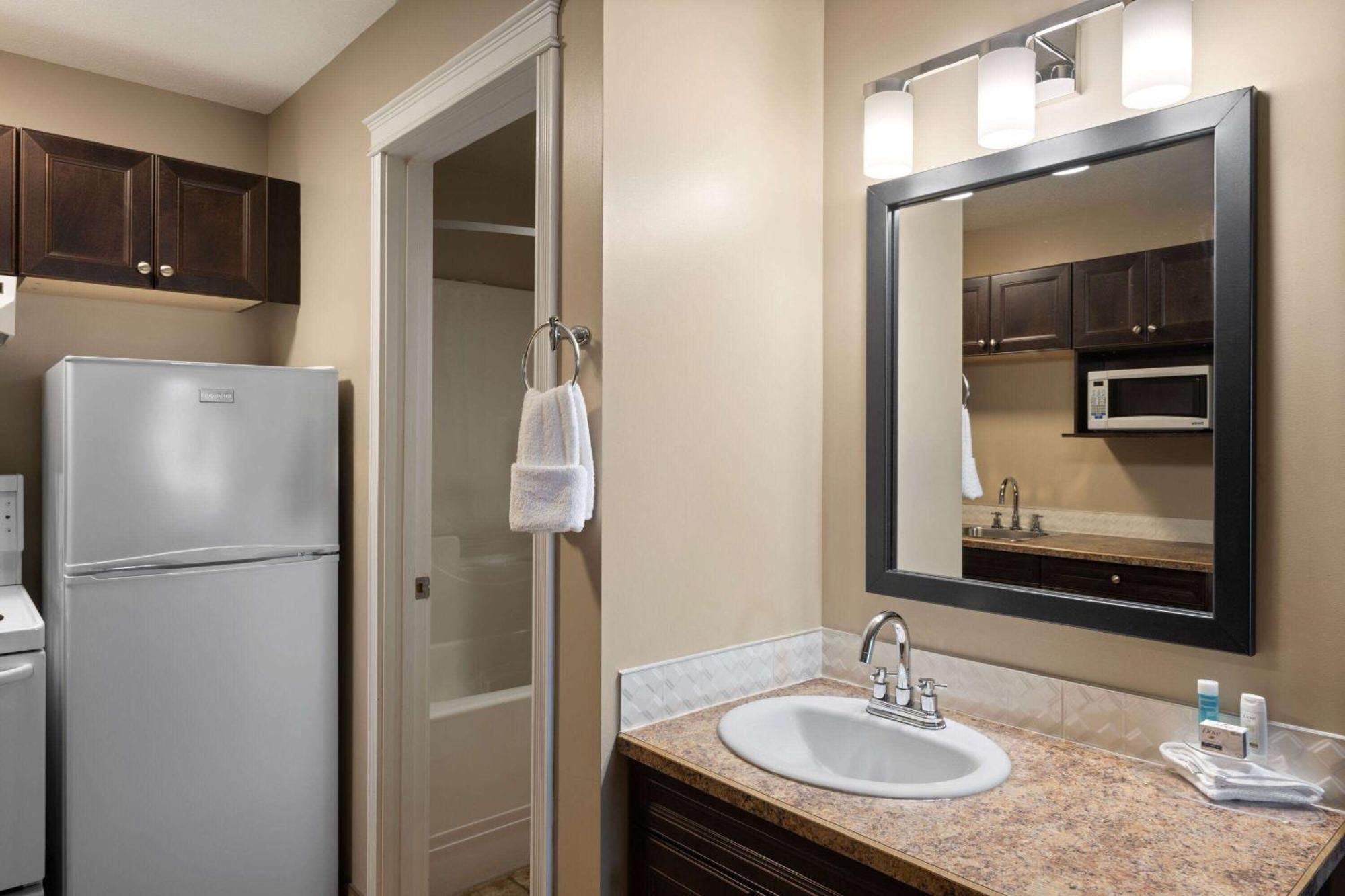 Super 8 By Wyndham Fort Mcmurray Eksteriør bilde
