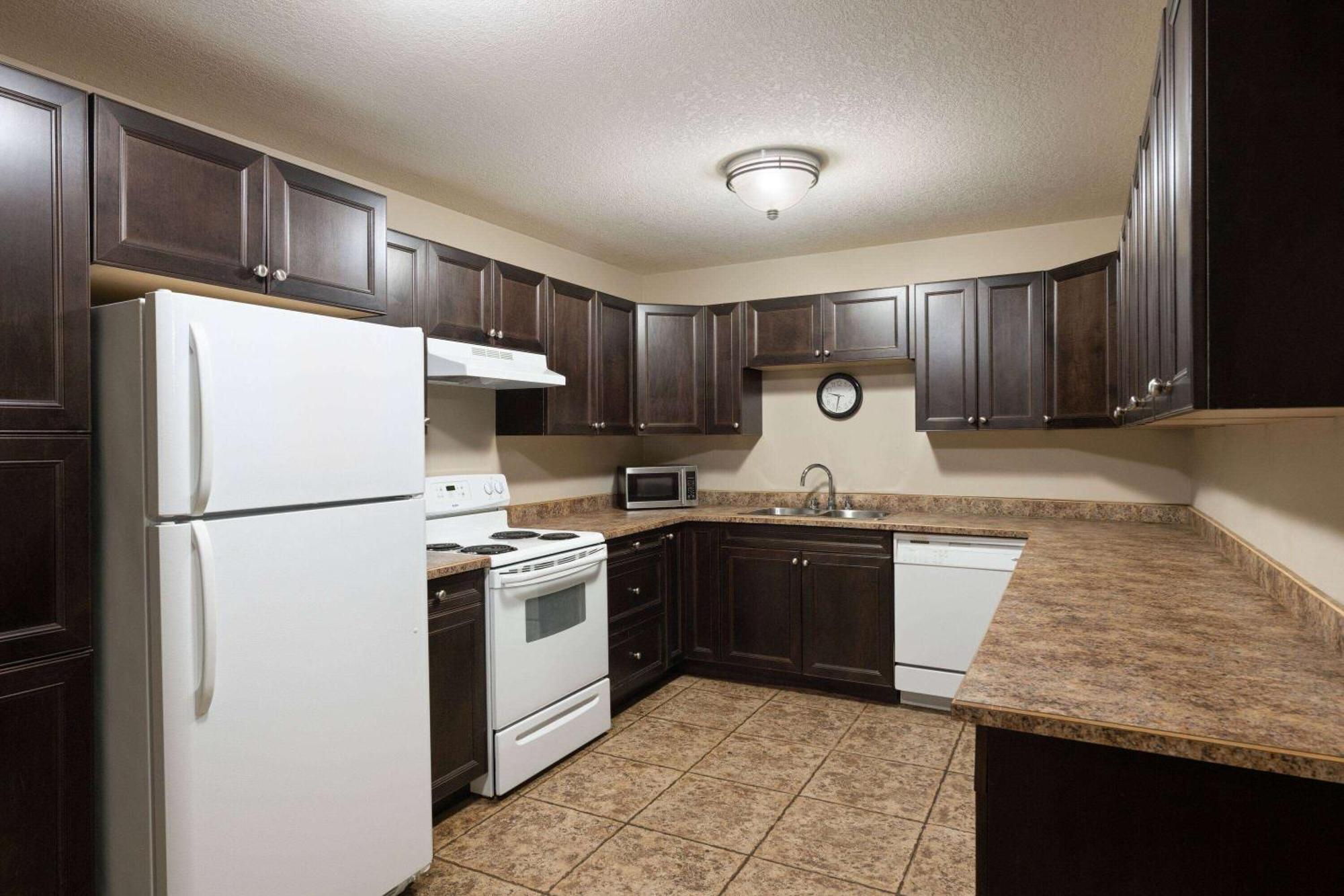 Super 8 By Wyndham Fort Mcmurray Eksteriør bilde