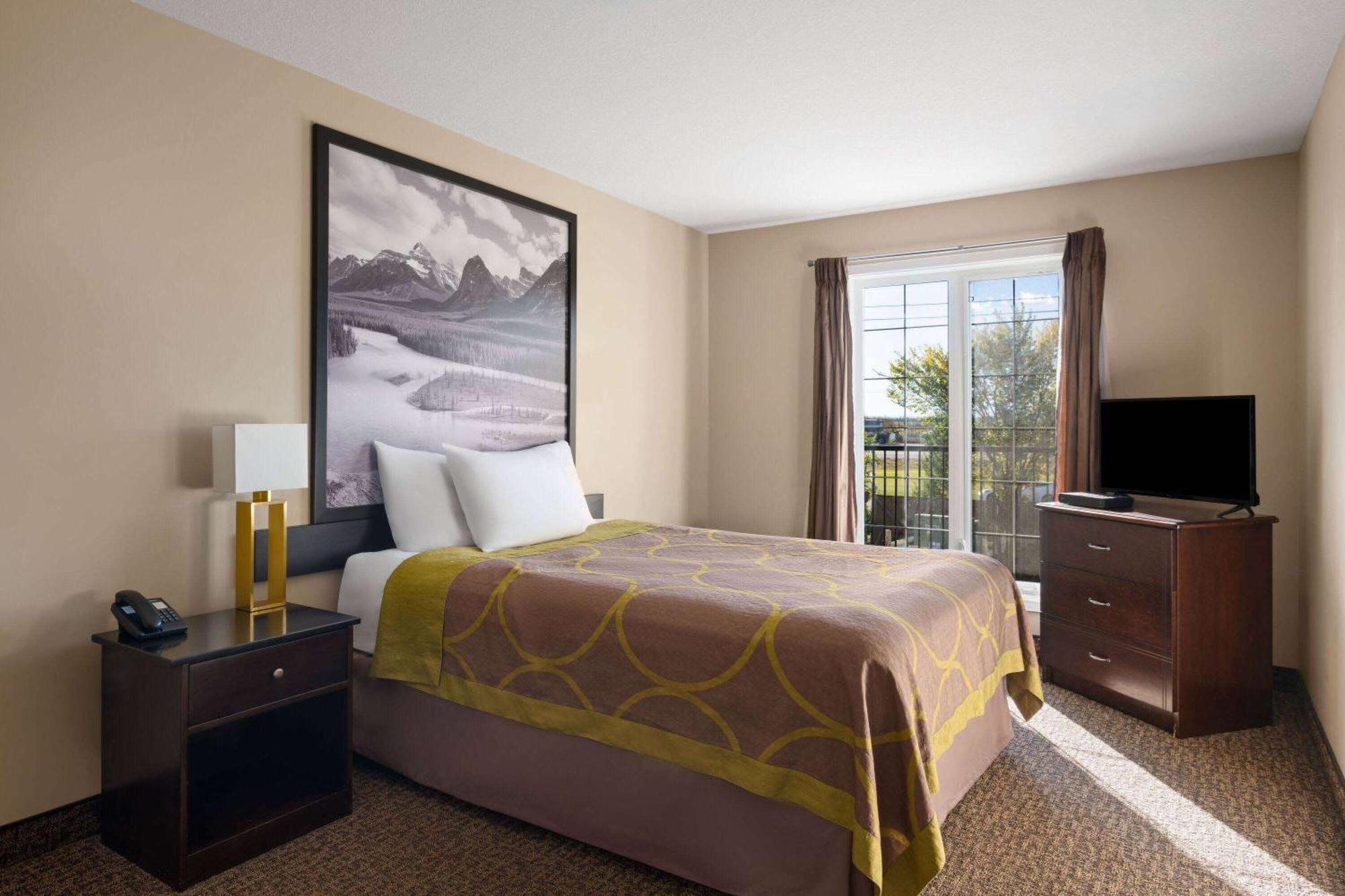 Super 8 By Wyndham Fort Mcmurray Eksteriør bilde