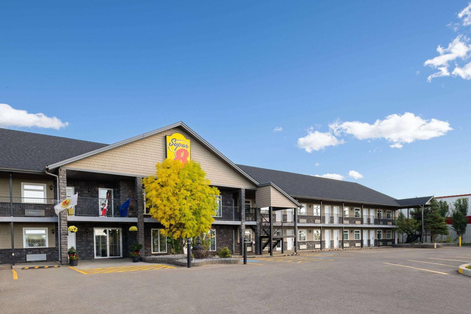 Super 8 By Wyndham Fort Mcmurray Eksteriør bilde
