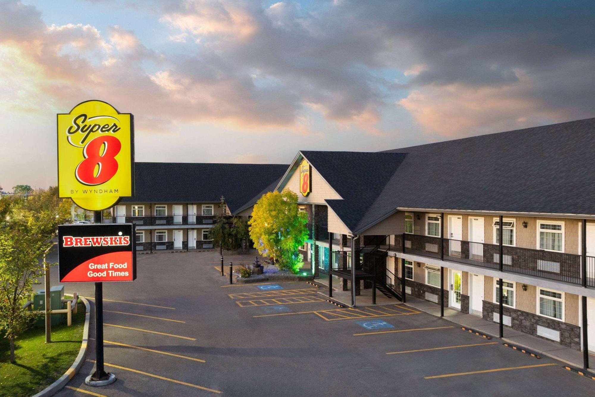 Super 8 By Wyndham Fort Mcmurray Eksteriør bilde